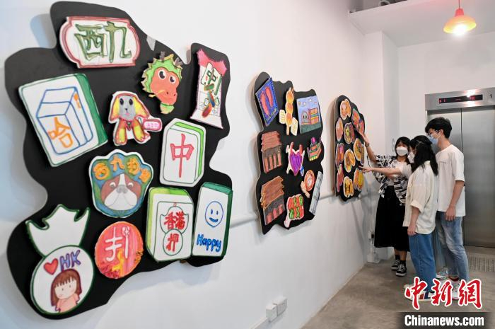 中小学生合力创作的作品《霓虹灯》。　李志华 摄