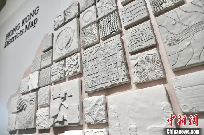 结合香港十八区特色组成的香港地图。　李志华 摄