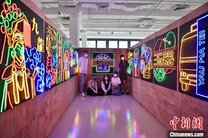 作品《光映》重现香港油麻地、佐敦一带霓虹灯的街道特色。　李志华 摄