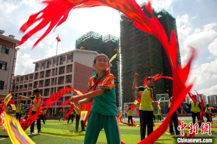 图为学生表演大型舞龙操。　陆建德 摄