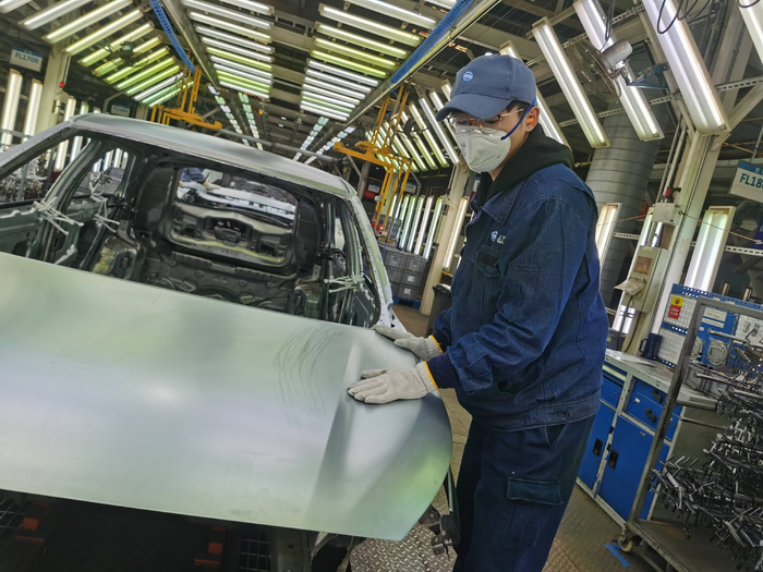 在上汽乘用车临港乘用车工厂车间，工人正有序组织生产。 上汽集团供图