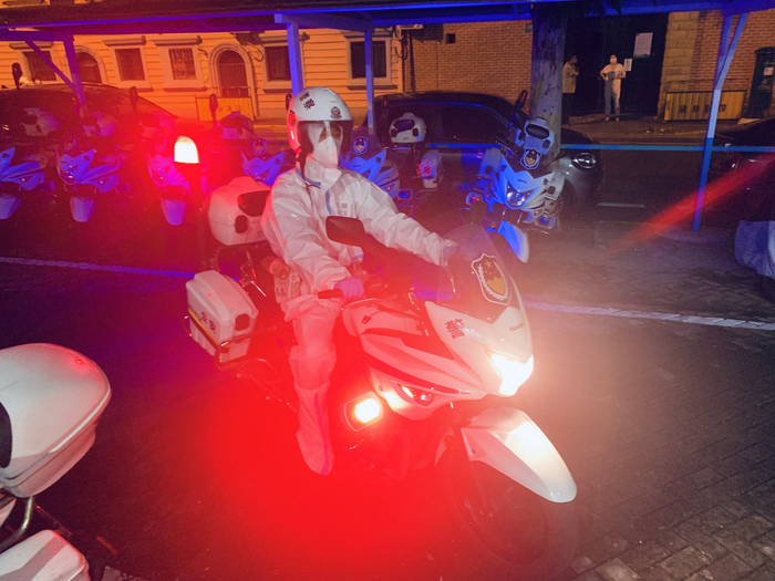 疫情下工作的民警武欣毅。