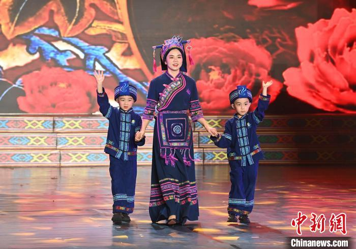 图为孩子们展示少数民族服饰。　蒙增师 摄