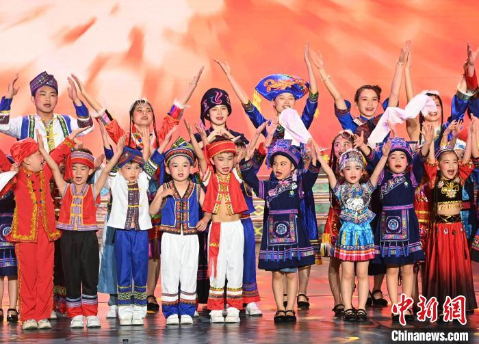 图为孩子们展示少数民族服饰。　蒙增师 摄