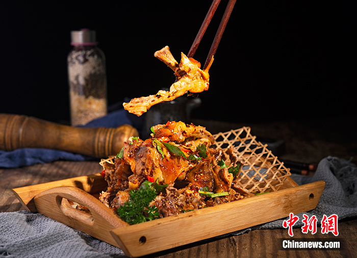 图为熏拌鸡架。   中新社发 穆林 摄