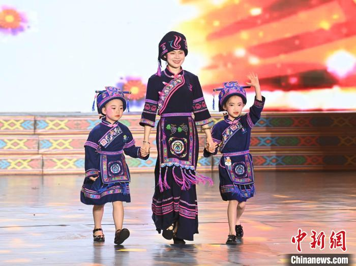 图为服装秀现场。　蒙增师 摄