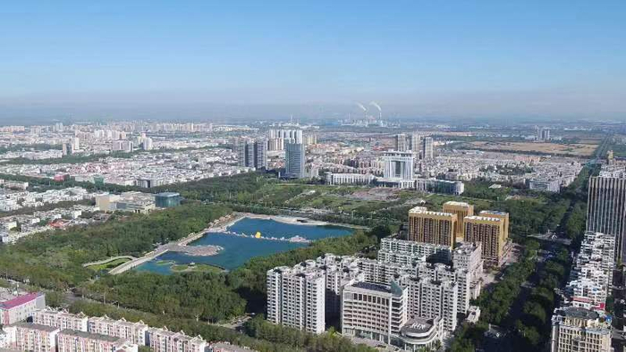 花团锦簇的楼宇，鳞次栉比的厂房，芳草萋萋的绿地，如链串珠的广场。