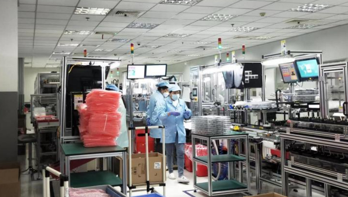 上海市某零部件制造商旗下的员工在生产车间内作业。 受访者供图