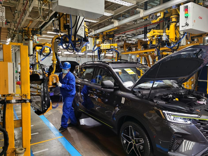 复工复产后，上汽乘用车临港生产基地的员工在生产线上作业。 上汽集团供图