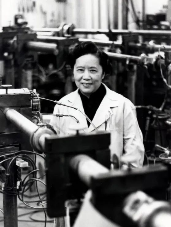 吴健雄在哥伦比亚大学实验室的机械设备旁留影，Manny Warman摄，哥伦比亚大学图书馆珍本和手稿收藏馆大学档案室藏