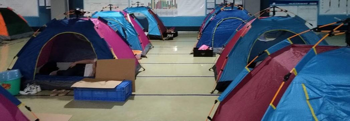 在封闭生产期间，员工居住在工厂搭建的“帐篷宿舍”内。 受访者供图