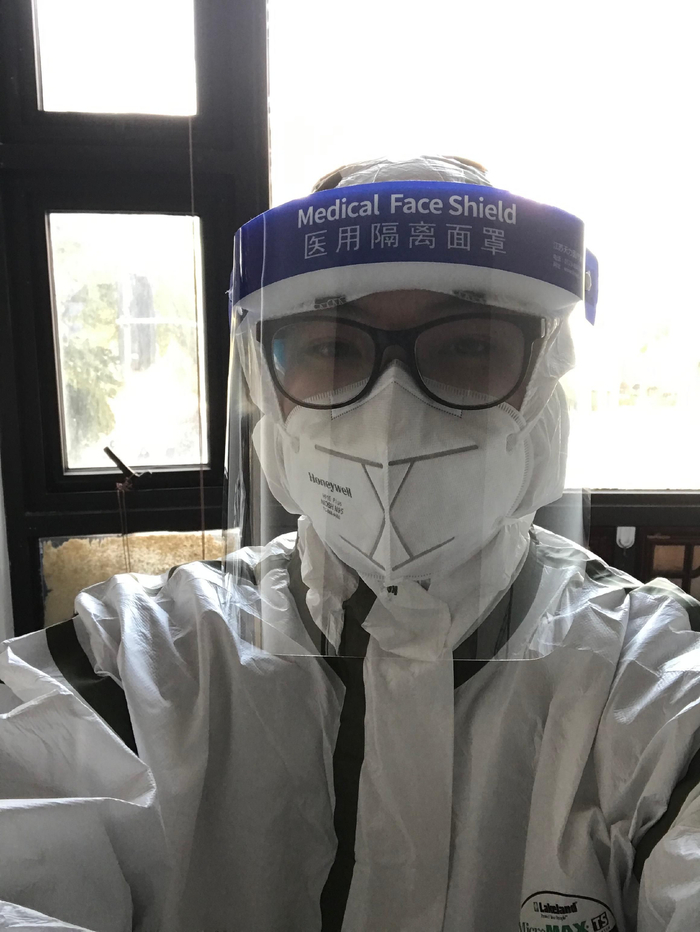 身穿大白服的赵亦君。受访者 供图