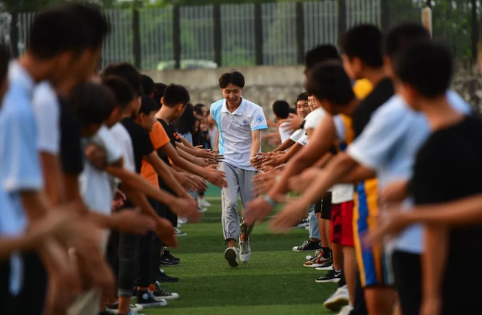 县中学生告别支教老师 黄孝邦 摄