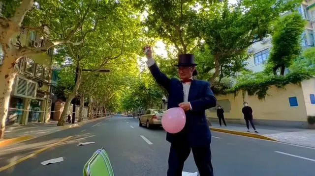 周良铁表演马路魔术 参考资料：劳动观察