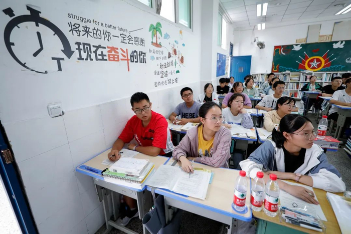 县中学生在上化学课 沈伯韩 摄