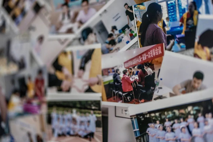 “福建金丝带”驿站内的照片墙上挂着第一次理事会议的照片。工人日报记者 李润钊 摄