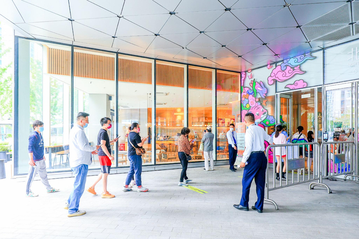 6月1日上午顾客有序排队陆续进入晶耀前滩购物中心。本文均为各购物中心和商场供图