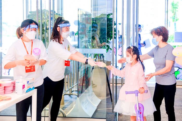 晶耀前滩6月1日上午10点迎来顾客。当天是儿童节，小朋友一进门就收到了商场准备的小扇子礼物