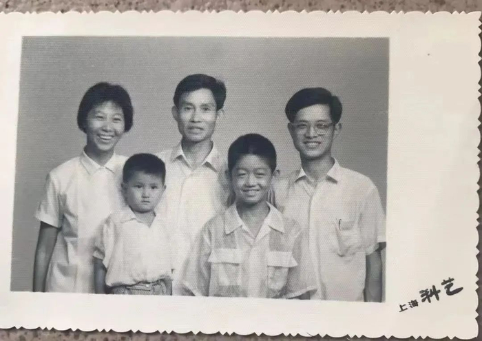 卢小波一家与郑计的合影，右一为郑计 参考资料：澎湃新闻