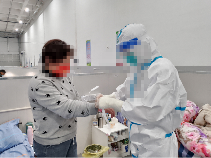 佳英在方舱工作中 参考资料：央视新闻