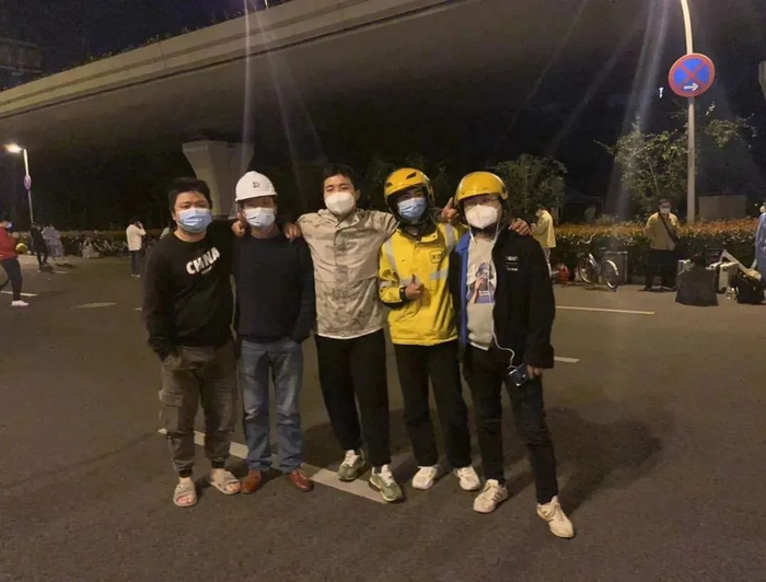 阿森（左三）与群里的骑手们 参考资料：每日人物