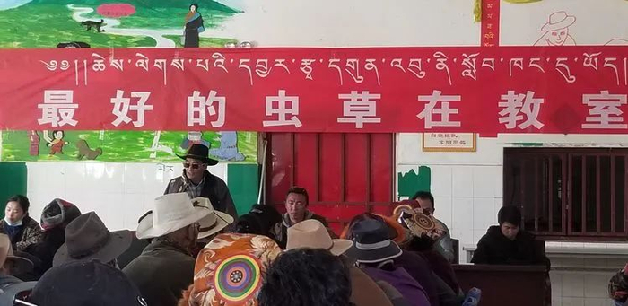 教室里的横幅 / 石渠县虾扎镇中心校编