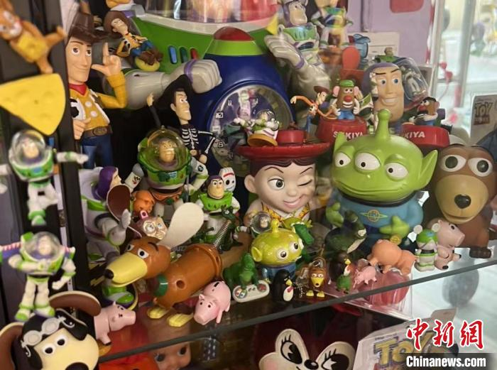 图为琳琅满目的玩具。　 李一璠 　摄