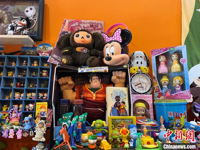 图为琳琅满目的玩具。　 李一璠 　摄