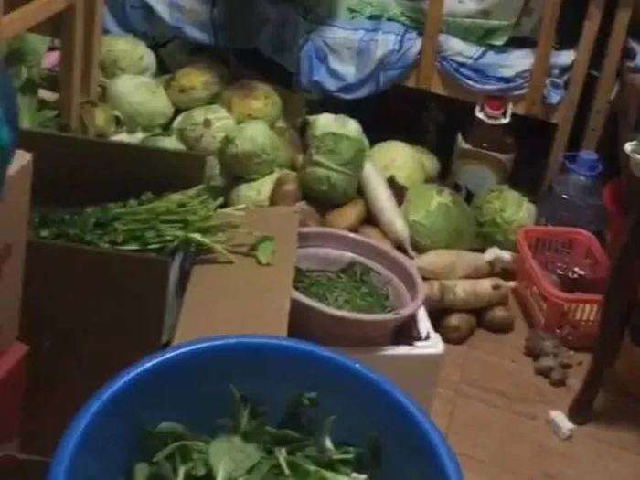 李建明收到的大米、腊肉、鸡蛋、青菜铺满了宿舍的地板 参考资料：剥洋葱people