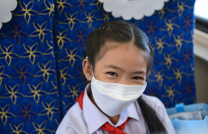 ↑2021年12月3日中老铁路全线开通运营当天，老挝中老友好农冰村小学学生乘坐从万象始发的“澜沧号”动车组列车。