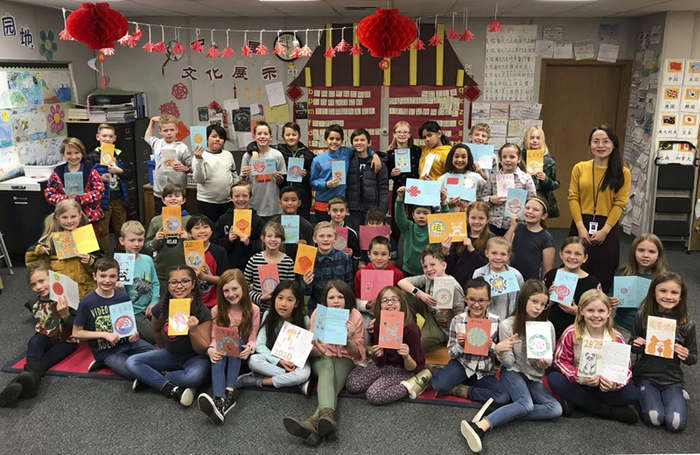 　↑2020年1月21日，美国犹他州卡斯卡德小学师生展示为习主席制作的新年贺卡。