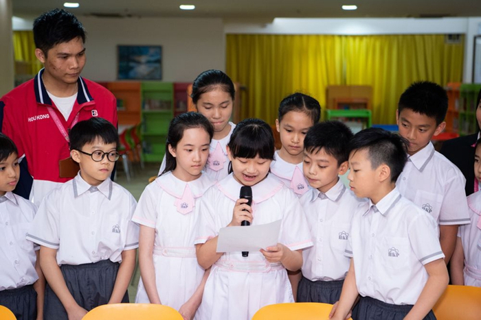 　　↑2019年5月31日，澳门濠江中学附属英才学校小学生喻彦茜朗读习近平主席的回信。