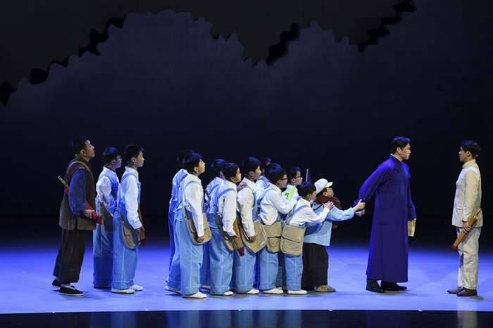 ↑2022年5月30日，由中国儿童艺术剧院与江苏省淮安市共同打造的儿童剧《新安旅行团》在淮安首演。这部剧探寻了当年“新安旅行团”以文艺方式宣传抗日、唤醒民众的红色历程。