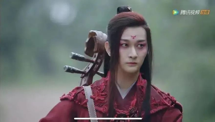 明明远景的时候还算正常，近景就……