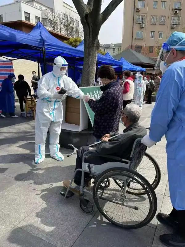 袁佳非穿着大白服做志愿者 参考资料：静安区融媒体中心