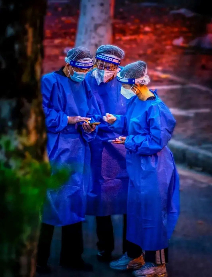 鲁珏（右一）在社区做抗疫志愿者 参考资料：新民晚报