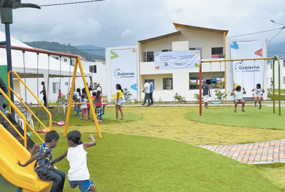 在厄瓜多尔玻利瓦尔省拉斯纳维斯市的保障房小区里，孩子们正在嬉戏玩耍。国机集团苏美达成套公司供图