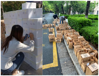 金秋燕（图左）在给每一份团购商品标注房号 参考资料：中青在线