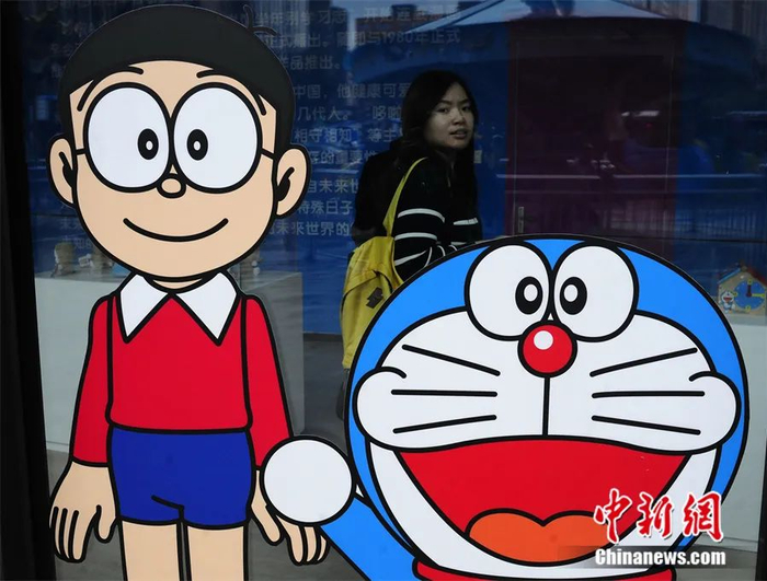 2012年9月，名为“哆啦A梦诞生前100周年纪念”的展览亮相北京，参观者在展厅内漫步欣赏。中新社记者 侯宇摄