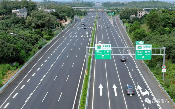 茂湛高速观珠-茂名互通段双向八车道通行畅顺