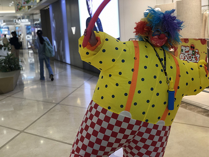 6月1日，第一八佰伴迎客的小丑。 &nbsp;澎湃新闻记者 &nbsp;邹娟 图