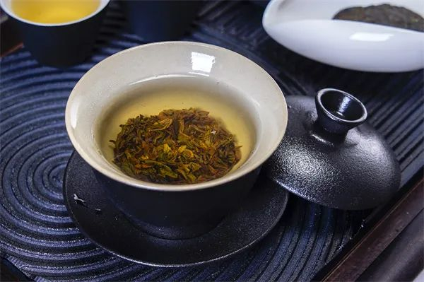 冲泡出的石阡苔茶汤色明亮。崖文宇 摄