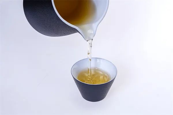 冲泡出的石阡苔茶汤色明亮。崖文宇 摄