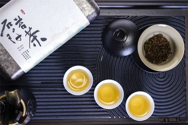 冲泡出的石阡苔茶汤色明亮。崖文宇 摄