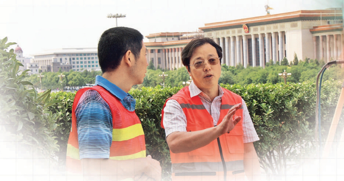 杨伯钢（右）在天安门地区开展测绘工作。