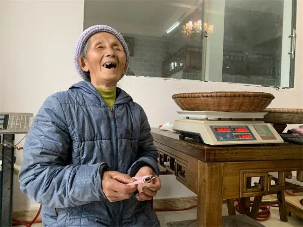 石阡县伍德镇新华村村民售卖茶青。胡星 摄