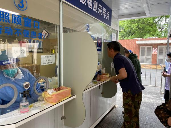 中山医院东院核酸检测自费采样点。&nbsp;澎湃新闻记者 俞凯