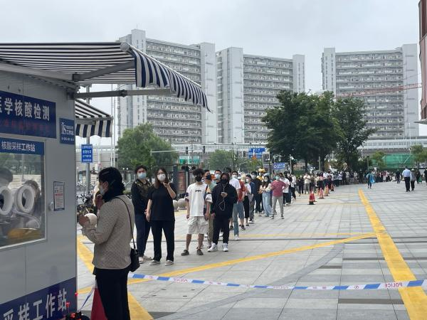 松江区九亭街道贝尚湾商业街小广场的核酸采样工作站，人群排起了长队。&nbsp; 澎湃新闻记者 邓玲玮