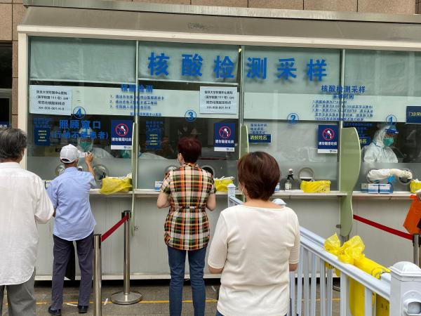 中山医院西院常态化核酸采样点&nbsp; 澎湃新闻记者 俞凯