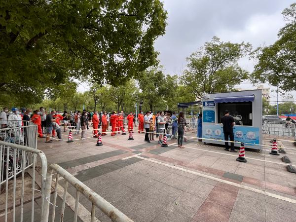 宝山区某采样点，随申办显示的服务时间与实际不匹配。&nbsp;澎湃新闻记者 邹佳雯